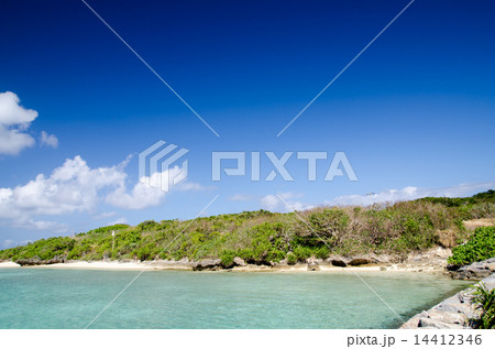沖縄県 鳩間島 鳩間港脇の風景 沖縄県 鳩間島 鳩間港脇の風景 14412346