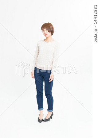 デニムとセーターを着た可愛い女の子 14412881