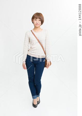 デニムとセーターを着た可愛い女の子 デニムとセーターを着た可愛い女の子 14412888