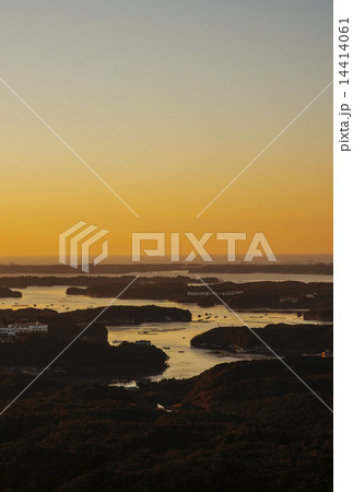 英虞湾の朝焼　横山展望台からの風景　伊勢志摩観光スポット　 14414061