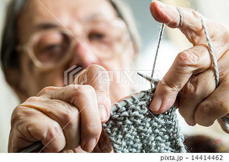 Close up of the hands of an elderly woman knitting 14414462