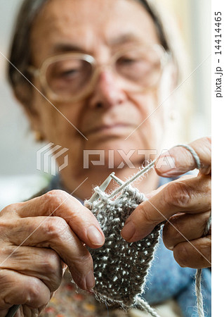 Close up of the hands of an elderly woman knitting Close up of the hands of an elderly woman knitting 14414465