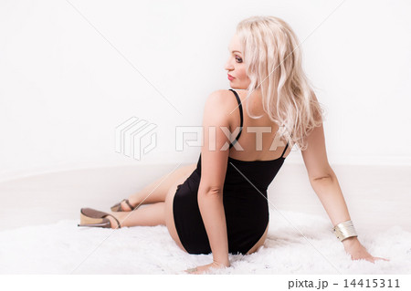 woman sitting on the flore 14415311