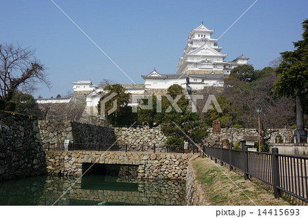 平成の大修理を終えた世界遺産「姫路城」を東側から見る 14415693