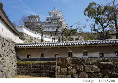 平成の大修理を終えた世界遺産「姫路城」:土塀に設けられた鉄砲狭間 平成の大修理を終えた世界遺産「姫路城」:土塀に設けられた鉄砲狭間 14415700