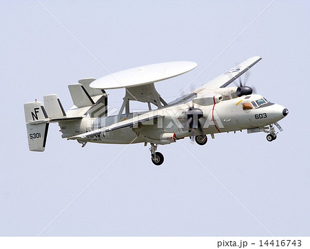 旋回飛行する米海軍の空母艦載機E-2Cホークアイ早期警戒機の写真素材