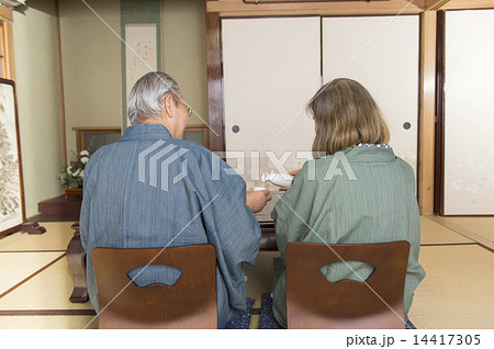 シニア夫婦・温泉 14417305