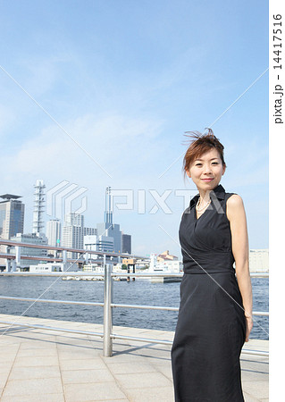 都会的なイメージの女性の写真素材