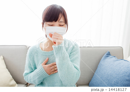 マスクして咳きこむ女性 14418127