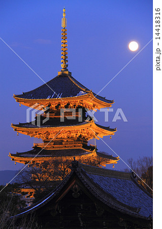 1月京都 東寺五重塔と月の写真素材