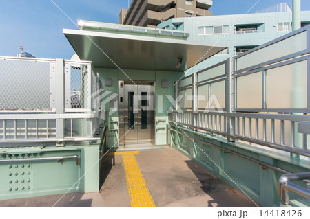 横断歩道橋のエレベーター 14418426