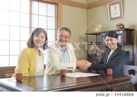 シニアとセールスレディ 14418868