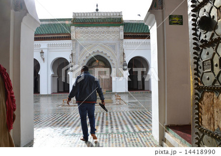 フェズ・エル・バリの真ん中のカラウィン・モスクに礼拝に来たベルベル人 14418990