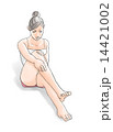 足を気にする女性 14421002