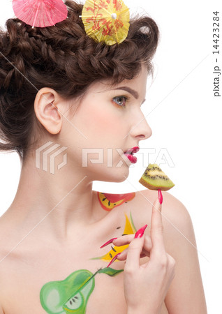 Close up portrait of beauty woman with fruit bodyart and kiwi 14423284