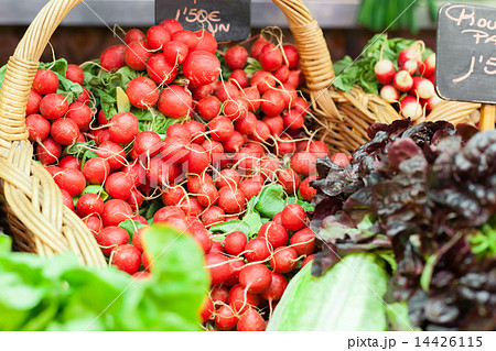 Fresh organic turnips in basket at market stall, La Boqueria Market, Barcelona, Catalonia, Spain Fresh organic turnips in basket at market stall, La Boqueria Market, Barcelona, Catalonia, Spain 14426115