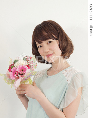 花を持つ若い女性の写真素材