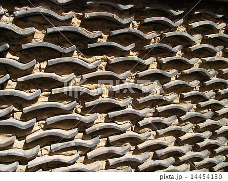古い屋根瓦を活用した瓦土塀の写真素材
