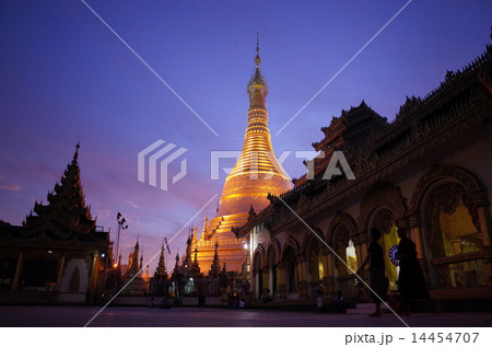 ミャンマー　パテイン　シュエモードーパヤーでの夕暮れ 14454707