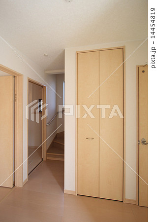 戸建住宅の玄関ホールまわりイメージ 居室 収納 階段 戸建住宅の玄関ホールまわりイメージ 居室 収納 階段 14454819