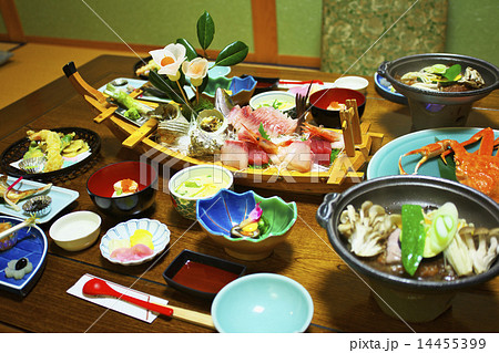 伊豆の旅館の夕食 14455399