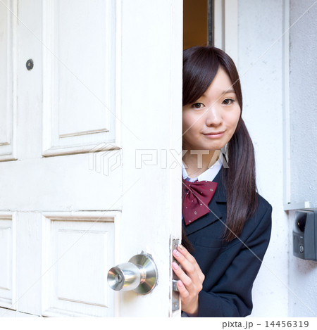 女子高校生 出迎える 女子高校生 出迎える 14456319