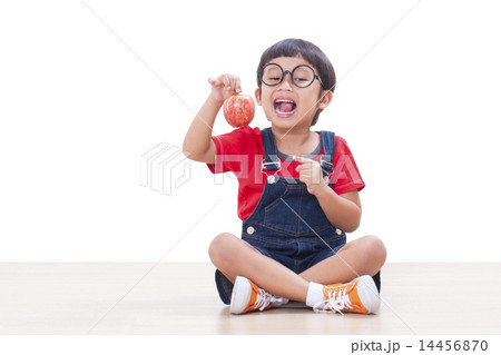boy holding red apple boy holding red apple 14456870