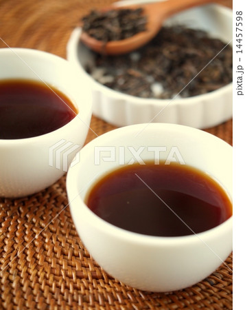 プーアール茶と茶葉　（縦位置） 14457598