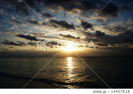 夕暮れの水平線　～沖縄・波照間島～ 14457618