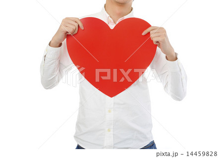大きな赤いハートを持っている白いシャツの男性 大きな赤いハートを持っている白いシャツの男性 14459828