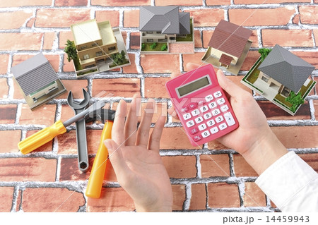 マイホームの購入を悩んでいる人の手元 マイホームの購入を悩んでいる人の手元 14459943