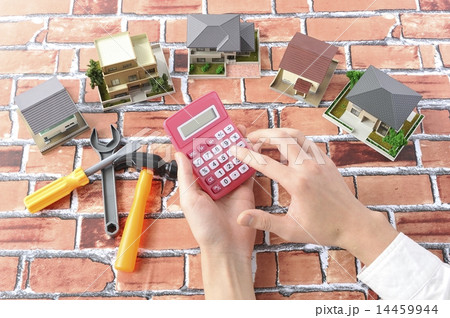マイホームの購入を悩んでいる人の手元 14459944