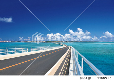 宮古島と伊良部島を結ぶ伊良部大橋 14460917