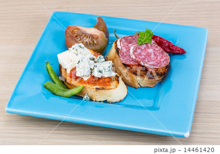 Tapas with cheese and salami 14461420