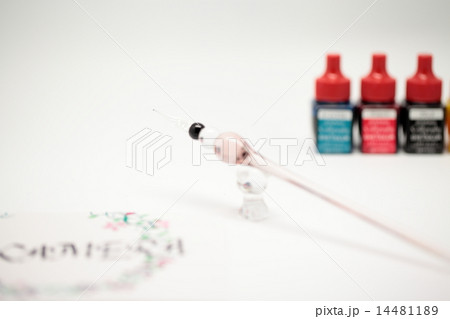 便箋に書いたメモを添えたガラスの付けペンとカラフルなインクボトル 便箋に書いたメモを添えたガラスの付けペンとカラフルなインクボトル 14481189