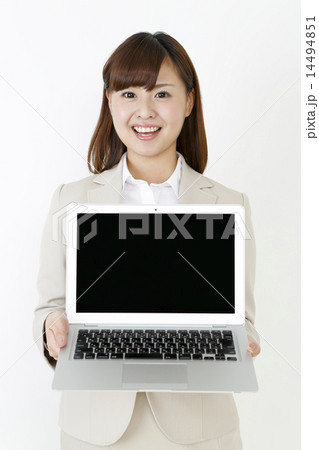 ノートPCを持つ女性 ノートPCを持つ女性 14494851