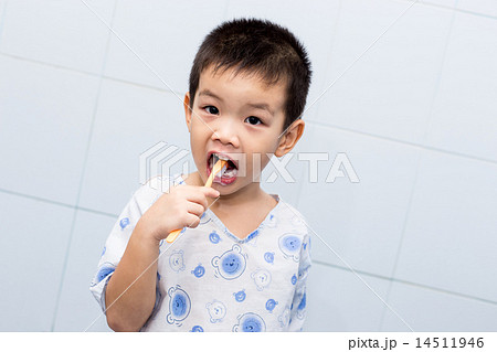 Little handsome Asian boy brushing Teeth in bath Little handsome Asian boy brushing Teeth in bath 14511946