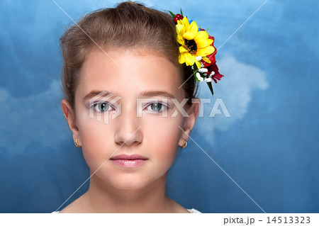 Fashion portrait of beautiful young girl  14513323