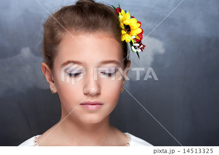 Fashion portrait of beautiful young girl  14513325
