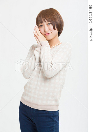 ジーンズにセーターを着た可愛い女の子 14513499