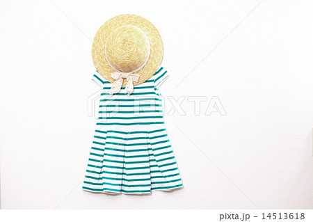 女の子の緑色ワンピースと帽子 14513618