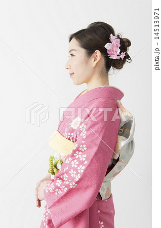 人物 女性 着物 横向きの写真素材 - PIXTA