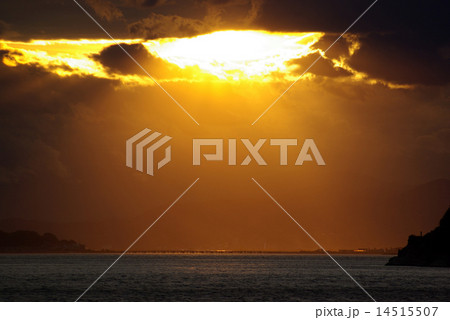 逗子海岸から撮った片瀬江ノ島付近に架かる天使の梯子 14515507