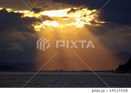 逗子海岸から撮った片瀬江ノ島付近に架かる天使の梯子 14515508