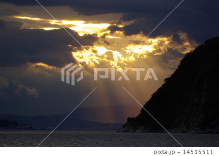 逗子海岸から撮った片瀬江ノ島付近に架かる天使の梯子 14515511