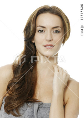 Woman with long brown hair 14515806