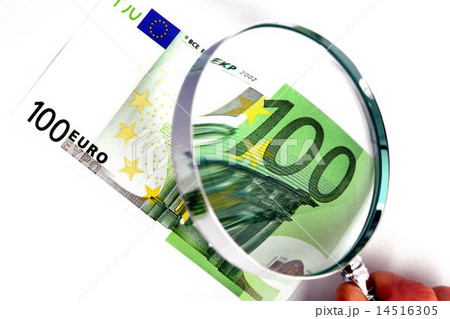 基軸通貨ユーロのお札と虫眼鏡 14516305