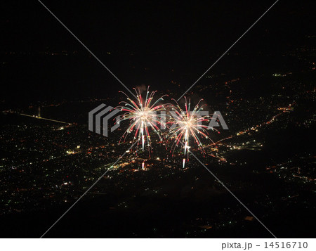 秩父夜祭　武甲山の上から見た花火 14516710