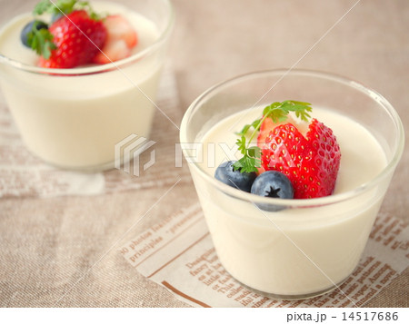 ベリーのパンナコッタ ブラウン背景(横位置) ベリーのパンナコッタ ブラウン背景(横位置) 14517686