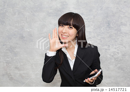 応援する女性スタッフ 応援する女性スタッフ 14517721